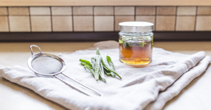 Selbstgemachte Spitzwegerichtinktur