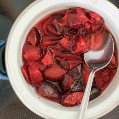 Bio-Zwetschken in einem Topf.