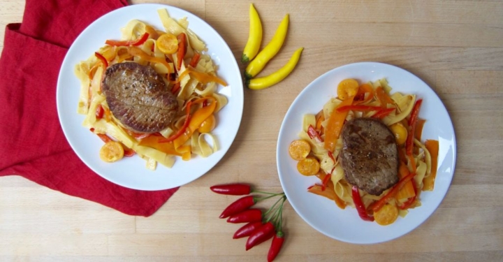 Fruchtig-scharfe Nudelpfanne mit Weidejungrind