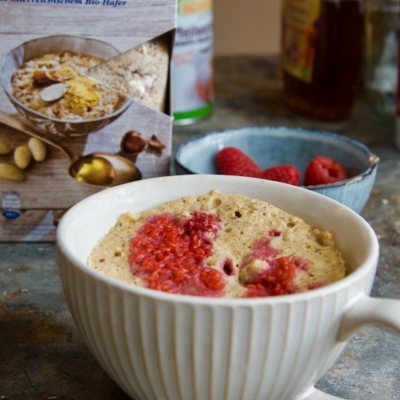 Tassenkuchen mit Ja! Natürlich Bio-Honig Nuss Frühstück und Bio-Beeren.