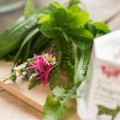 Ja! Natürlich Bio-Ziegenfrischkäse mit Wildkräutern und Blüten.
