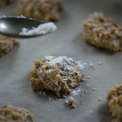 Keksteig auf einem Backpapier.