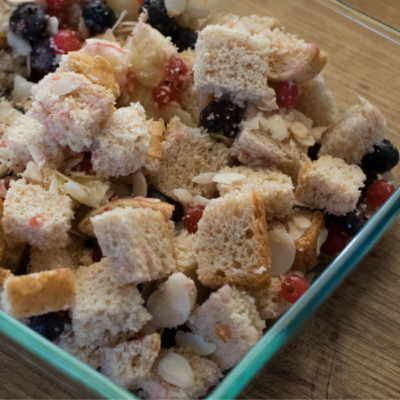 Bio-Brotwürfel in einer Backform.