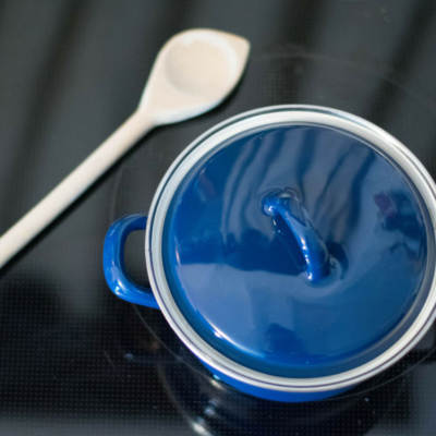 Ein Topf und ein Kochlöffel.