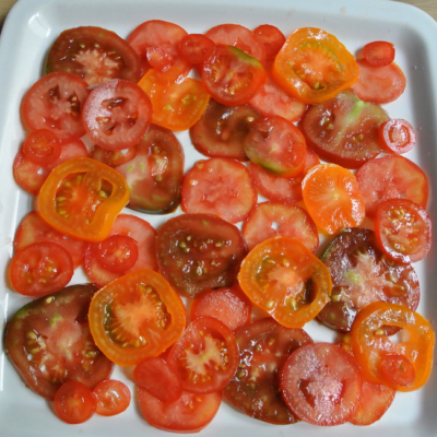 Bio-Paradeiserscheiben in einer Backform.