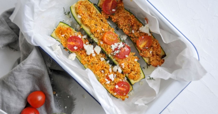 Gefüllte Zucchini mit Goldhirse und Tomaten