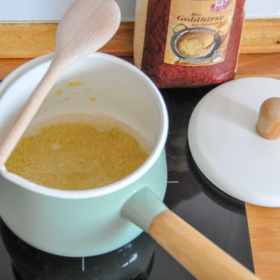 Bio-Goldhirse von Ja! Natürlich in einem Topf.