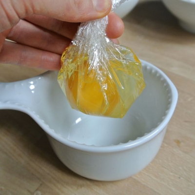 Ein Bio-Ei in Klarsichtfolie.