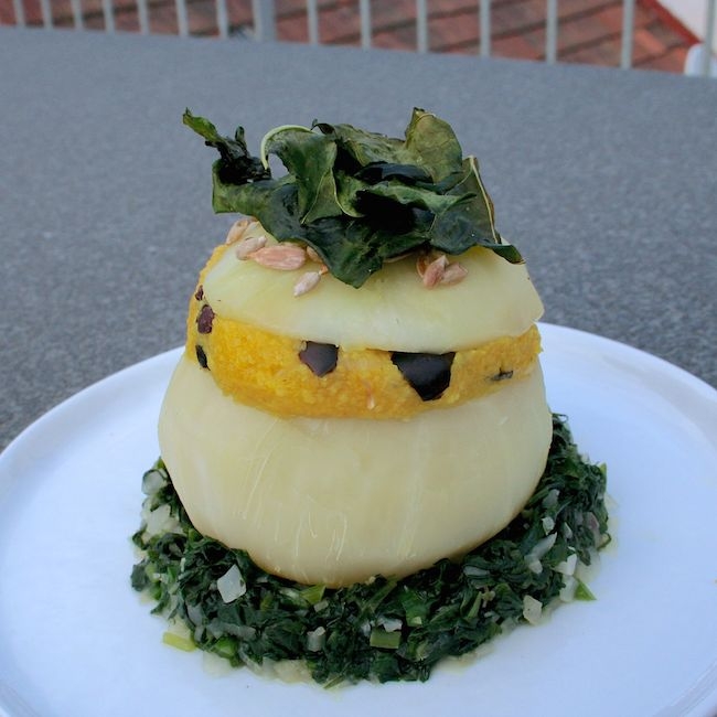 Gefüllter Kohlrabi mit Oliven-Polenta und Bärlauch