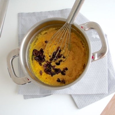 Ein Topf mit Bio-Polenta und Kürbiskernen.