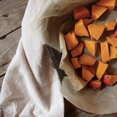 Bio-Kürbis in kleine Stücke geschnitten.