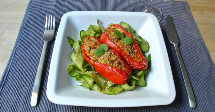 Gegrillte Paprika mit Pilzfülle und Sesam-Gurkensalat