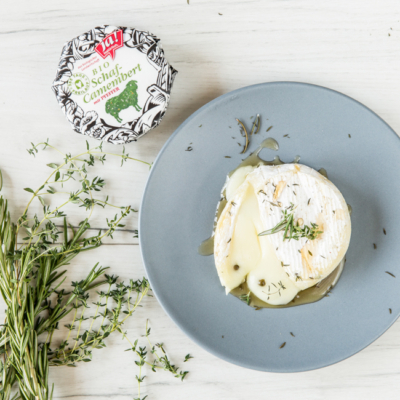 Ein Teller mit Ja! Natürlich Bio-Schaf Camembert.
