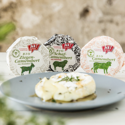 Gegrillter Ja! Natürlich Bio-Camembert. Camembert-Sorten dahinter.