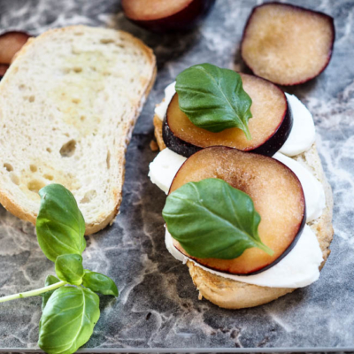 Gegrilltes Bio-Zwetschken-Mozzarella-Sandwich.
