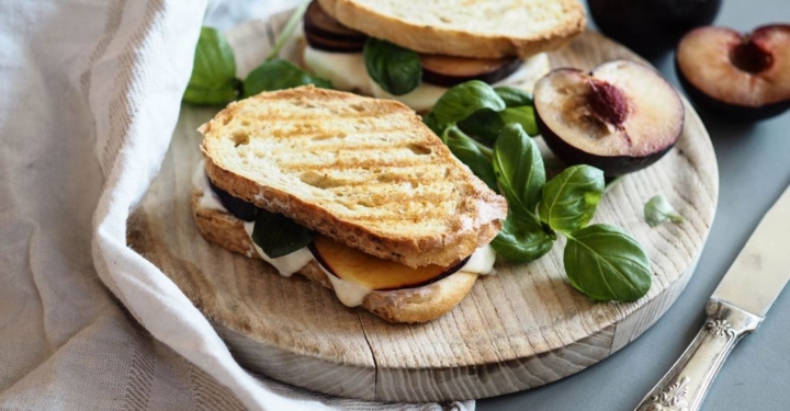 Gegrilltes Pflaumen-Mozzarella-Sandwich