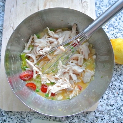 Zutaten für eine Erdäpfelquiche in einem Topf.