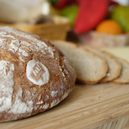 Ja! Natürlich Bio-Brot auf einem Brett.