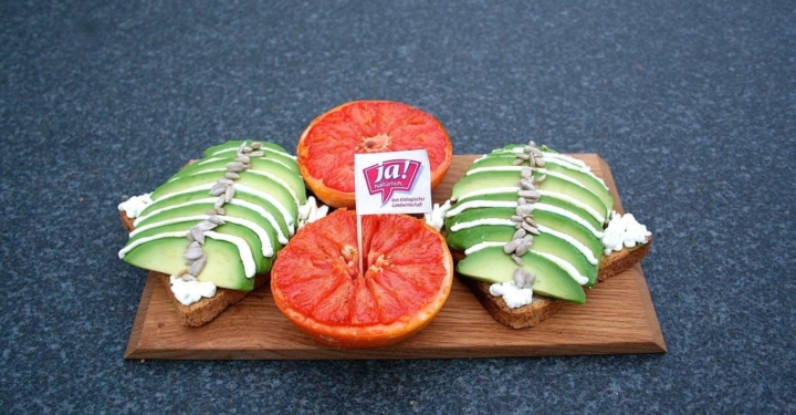 Grapefruit-Avocado-Frühstück