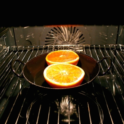 Eine halbierte Bio-Grapefruit in einer Pfanne im Ofen.