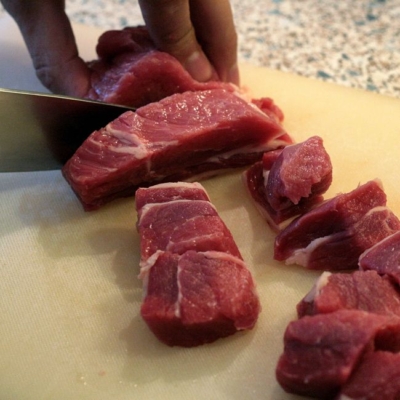 Jemand schneidet sein Bio-Fleisch.