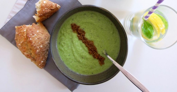 Grüner Suppen-Smoothie mit Zucchini und Cashews