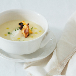 Winterrettichsuppe in einer Suppenschüssel, garniert mit Bio-Gemüsechips.