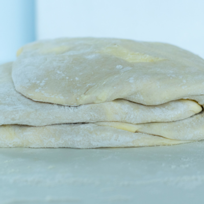 Gefalteter Teig auf dem Tisch.