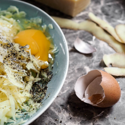 Die Zutaten für Hashbrown-Muffins in einer Schale.