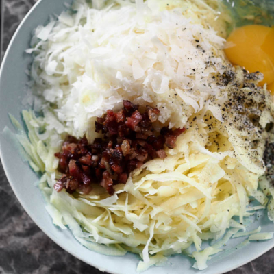 Die Zutaten für Hashbrown-Muffins in einer Schale.