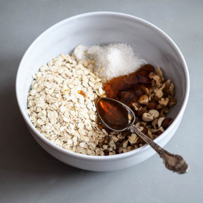Eine Schüssel mit hausgemachtem Bio-Granola.