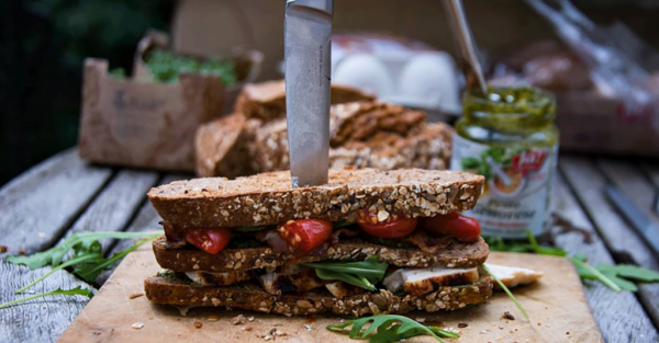 Hendlsandwich mit Avocado, Rucola und Tomaten
