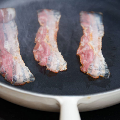 Bio-Speck in einer Pfanne.