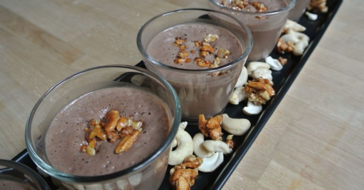 Heumilch-Schokoladenpudding mit Cashew-Krokant