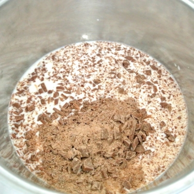 Eine Schüssel mit Bio-Milch und gehackter Schokolade.