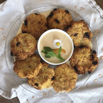 Bio-Hirse-Topfenlaibchen mit Marillen-Drink auf einem Teller.