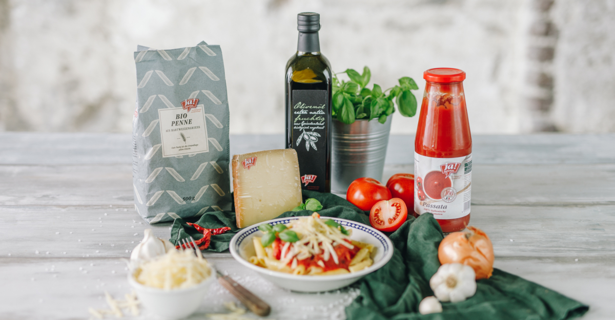 Pastagericht mit Ja! Natürlich Bio-Penne, Käse, Olivenöl und Passata.