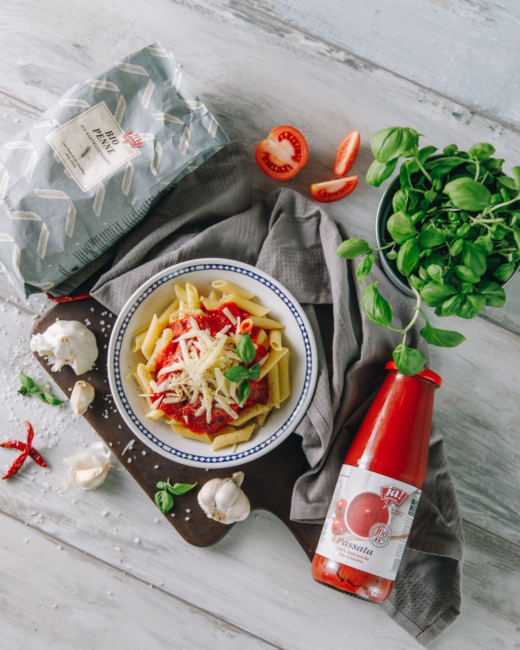 Pastagericht, daneben Ja! Natürlich Bio-Penne und ein Glas Passata.