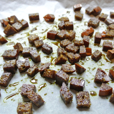 Bio-Schwarzbrot-Würfel werden in Öl angebraten.