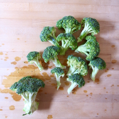 Bio-Brokkoli in Röschen zerteilt.