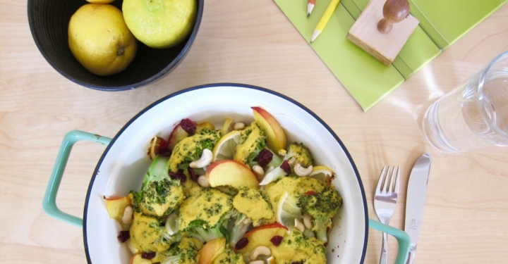 In Curry-Hummus gebackener Brokkoli