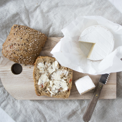 Ein Bio-Weckerl mit Butter und Camembert.