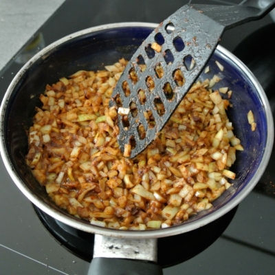 Bio-Zwiebeln werden in einer Pfanne geschwitzt.