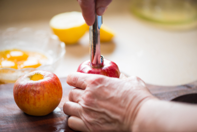 Jemand entkernt Bio-Äpfel.