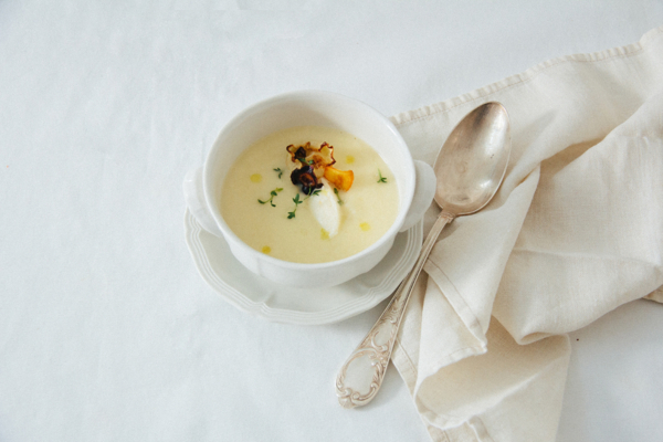 Winterrettich-Suppe mit Gemüsechips aus dem Ofen