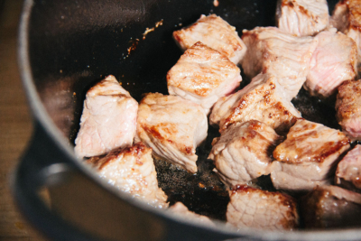 Bio-Fleisch wird in einer Pfanne angebraten.