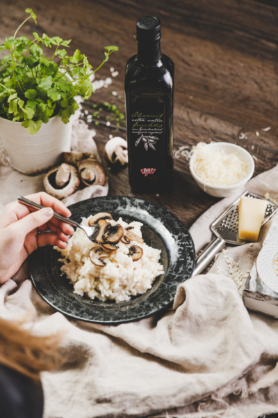 Risottoreis mit Bio-Champignons und Ja! Natürlich Olivenöl.