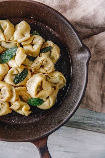 Tortelloni-Gericht in einer Pfanne.
