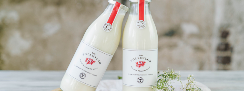 2 Flaschen Ja! Natürlich Bio-Vollmilch.