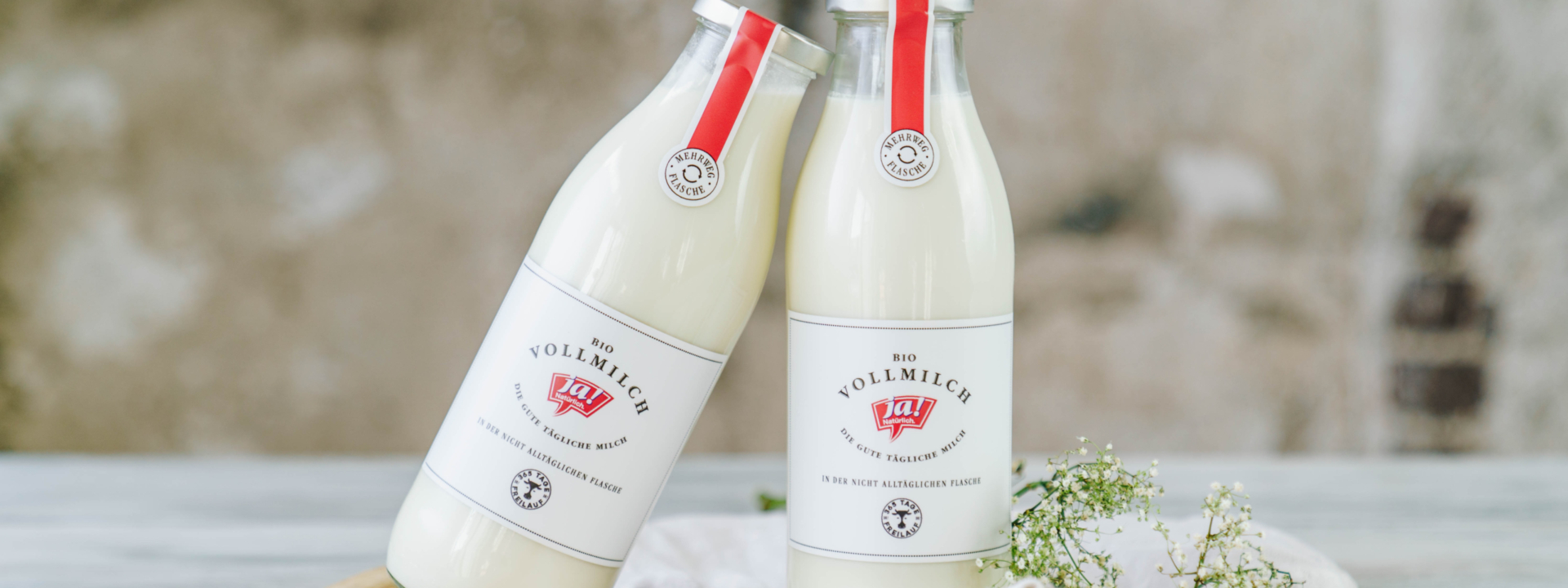 2 Flaschen Ja! Natürlich Bio-Vollmilch.
